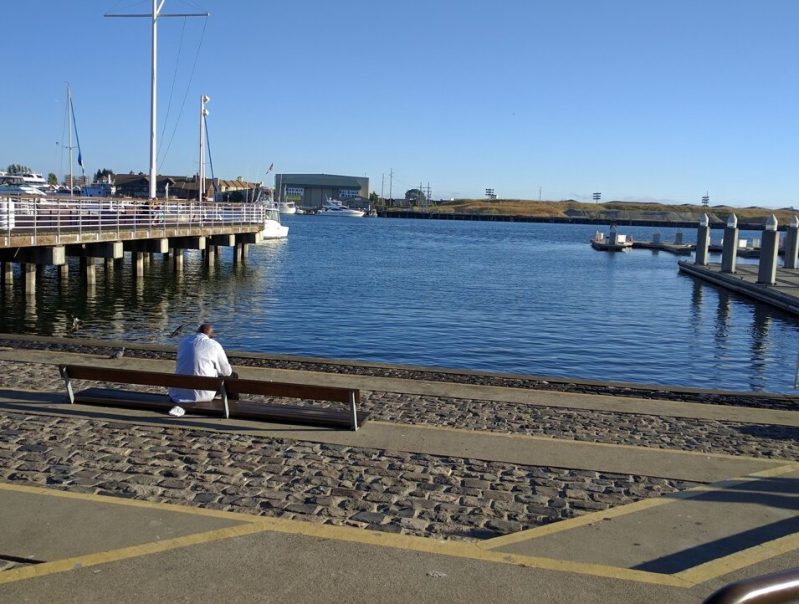 From the shoreline of Jack London Square, west Alameda is tantalizingly close, but getting there by bike or foot is an ordeal. A planned ferry service promises to change that. Photo: Streetsblog.