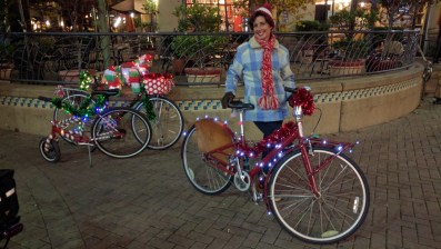 Cindy Barreto with her trusty steed and Santa hat, was one of about 100 riders who toured Alameda's holiday lights. Photo: Streetsblog