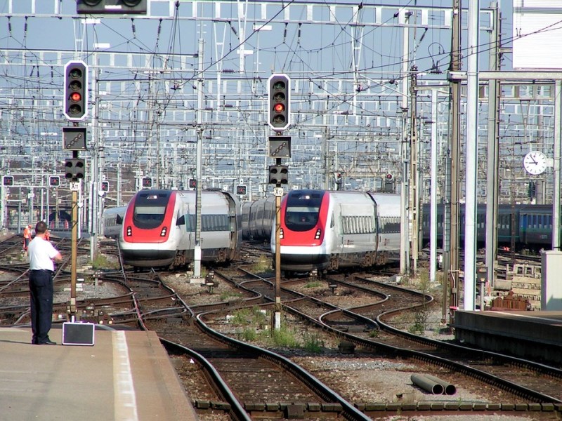 Two trains pulling into a station in Switzerland under the type of 'pulse' transfer system the California State Transportation Agency wants to emulate. Wikimedia Commons