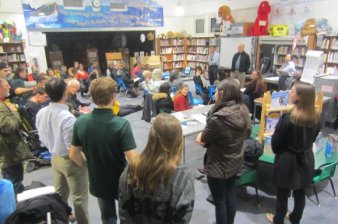 Residents shot down a proposal to restrict motor vehicle parking along Santa Cruz Avenue at a community meeting in Oak Knoll Elementary School last Monday. Photo: Andrew Boone