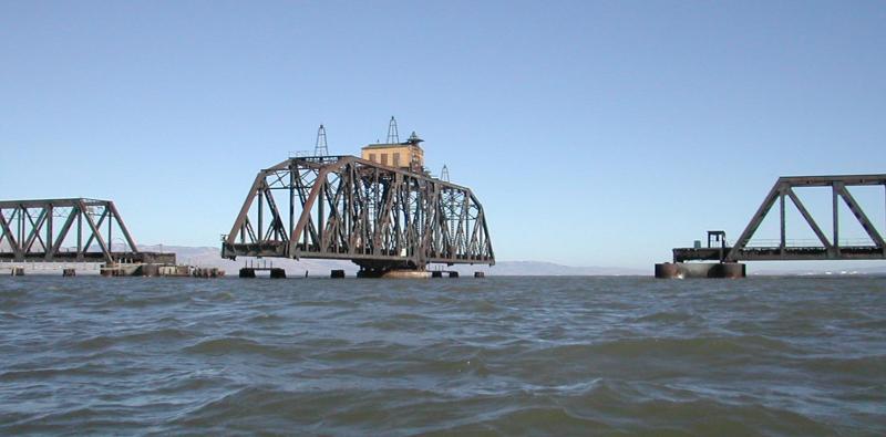 Part of the out-of-service Dumbarton bridge. Photo: Wikimedia Commons