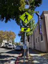 An example from a nearby intersection of the type of flashing light that Berkeley wants to install at Dwight and California--except that it means cyclist will still have no legal right of way. Photo: Streetsblog/Rudick