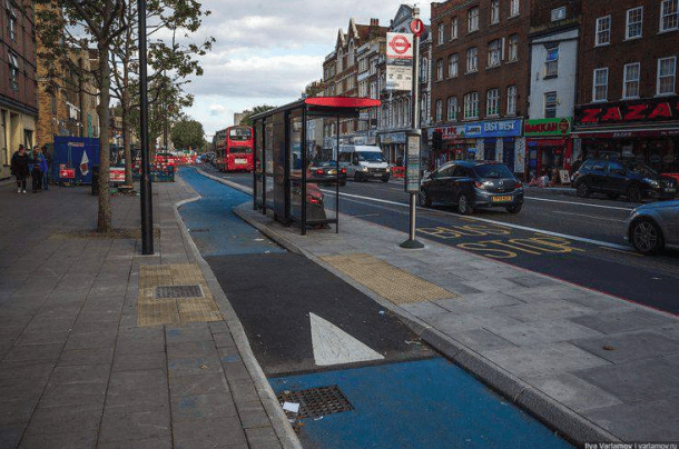 This bus stop in London keeps the pedestrian crossing at sidewalk level to reach the bus boarding island, making it easier for people in wheelchairs. Photo: Walk SF