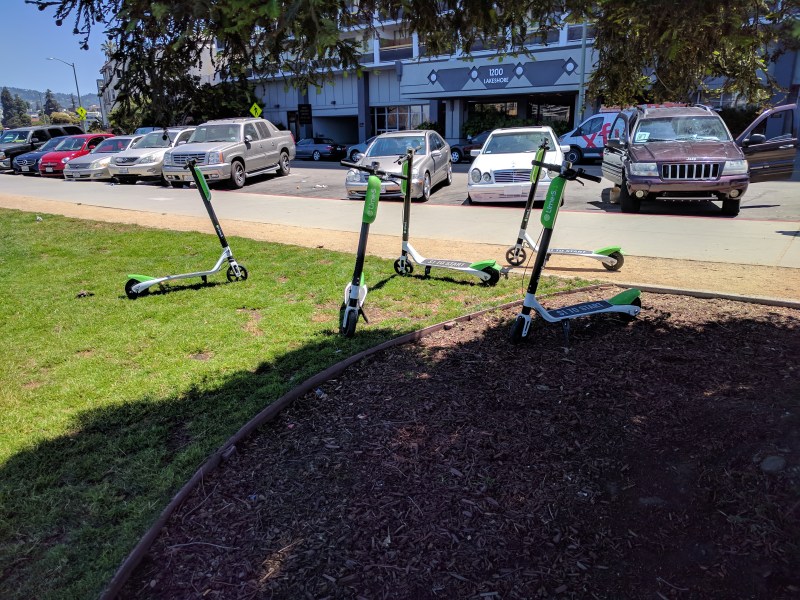 Lime scooters on Lake Merritt in Oakland. Photo: Streetsblog/Rudick