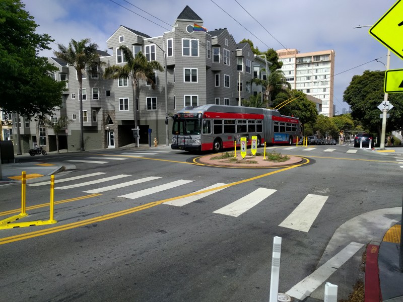 A 5 Fulton navigating the traffic circle at McAllister and Steiner, now removed. Streetsblog/Rudick