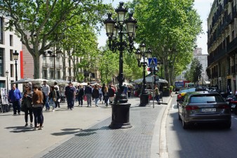 Advocates want to see Valencia look a bit more like this, with a bike lane. La Rambla, Barcelona, Spain. Photo: Wikimedia Commons