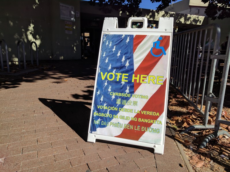 A voting location in Oakland today. Photo: Streetsblog/Rudick