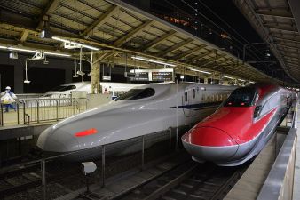 Tokyo Station with Shinkansen's ready to depart. Image: Wikimedia Commons