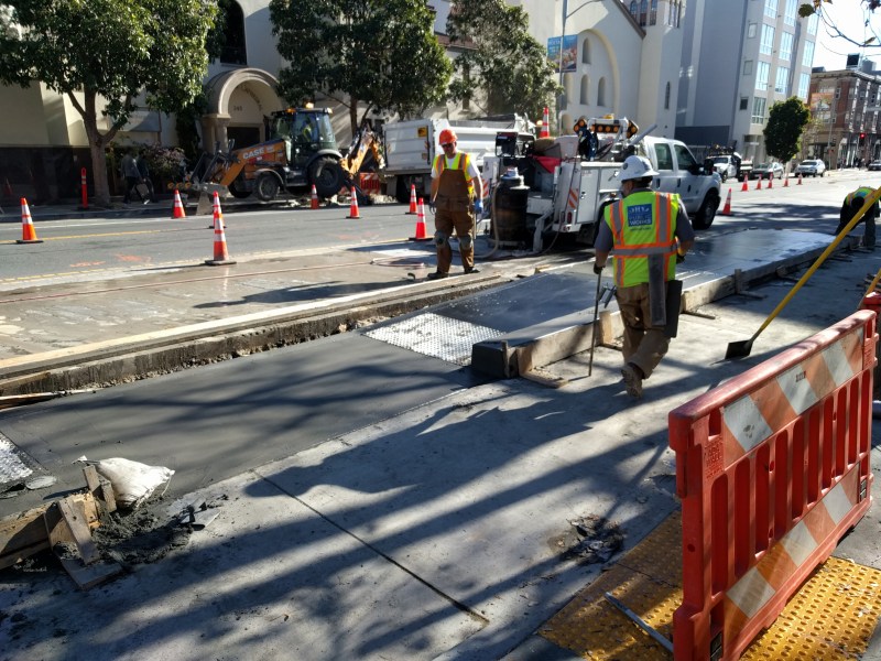 A boarding island on Valencia @ Brosnan. Photos: Streetsblog/Rudick