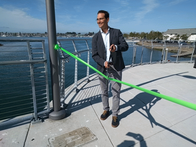 OakDOT head Ryan Russo cutting the ribbon on the Embarcadero bridge in 2019. Photo: Streetsblog/Rudick