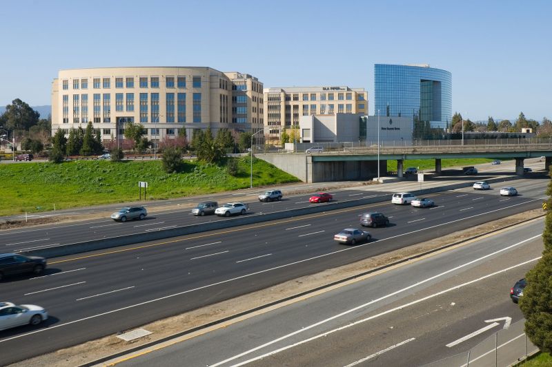 University Circle, where the US 101 meets University Avenue in the southern end of East Palo Alto. Photo: Wikipedia.