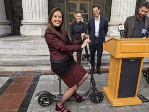 Oakland Mayor Libby Schaaf poses on the new scooters. That's Lime's EV Ellington and OakDOT's Ryan Russo behind her. Photos: Streetsblog/Rudick