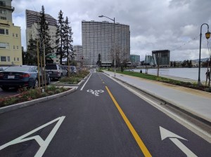 Lake Merritt's short section of cycle track, just after it opened.  Photo: Streetsblog/Rudick