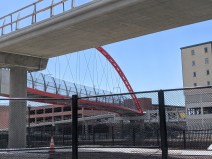 Emeryville's new bike bridge over a rail yard. Photo: Streetsblog/Rudick