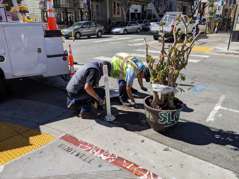 SFMTA crews were out today replacing signs on Shotwell in the Mission. Photos: Streetsblog/Rudick