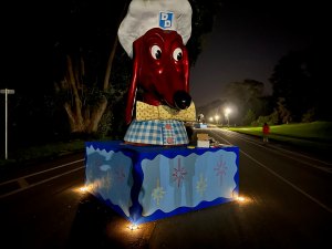 A Doggie Diner head, part of an art installation taking shape on the JFK Promenade. Photo: Ben Davis. All other pics Streetsblog/Rudick unless indicated